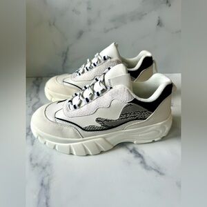 NEW IN BOX Dirty Laundry Britney Snake-Smooth Sneakers, Size 7